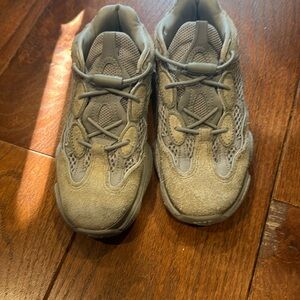 Gray Yeezy’s great condition